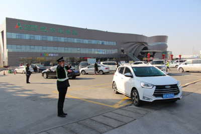 山東高速服務(wù)區(qū)以“六大舉措”為核心，全力保障停車場(chǎng)服務(wù)與道路暢通